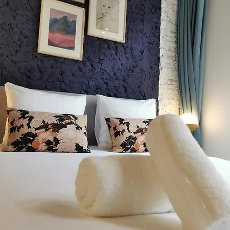 Shway - The Blue Parrot Apartment
